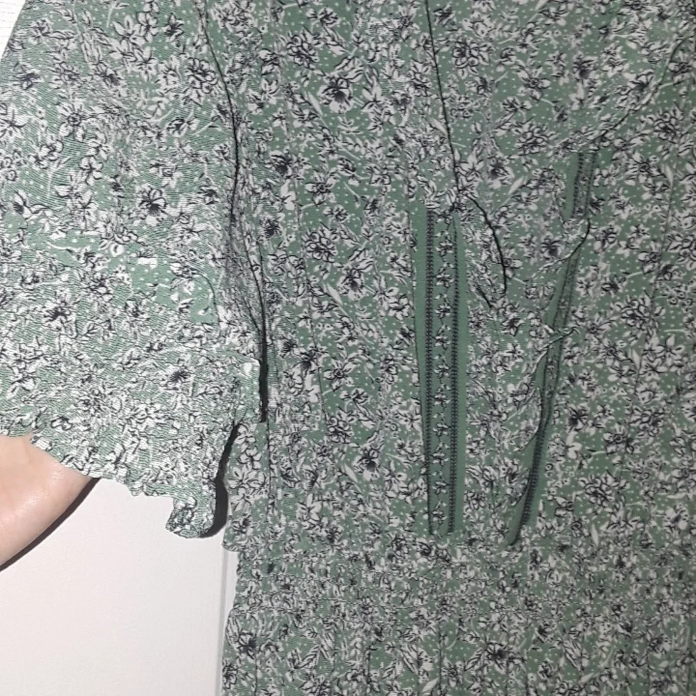 Max Studio Elbow Length Sleeve Print Tiered Maxi Dress ditsy floral Green White - Picture 16 of 17